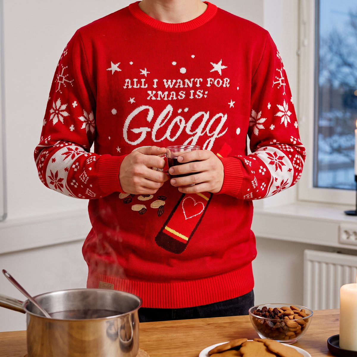 Person i Svensk Husmans röda jultröja Glögg med en glöggkopp i händerna på en julfest i ett svenskt kontor