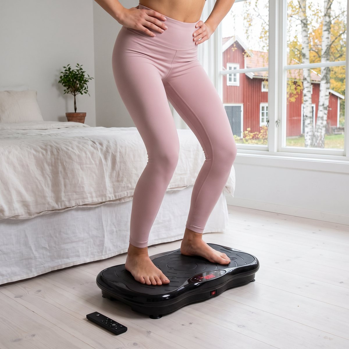 Kvinna i lätt knäböj med fötterna nära varandra på VirtuFit Fitness i ett svenskt sovrum med röda trähus och björkar utanför fönstret