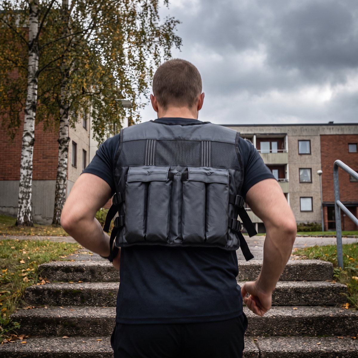 Tunturi viktväst 10 kg buren vid trappsprång utanför ett svenskt flerbostadshus