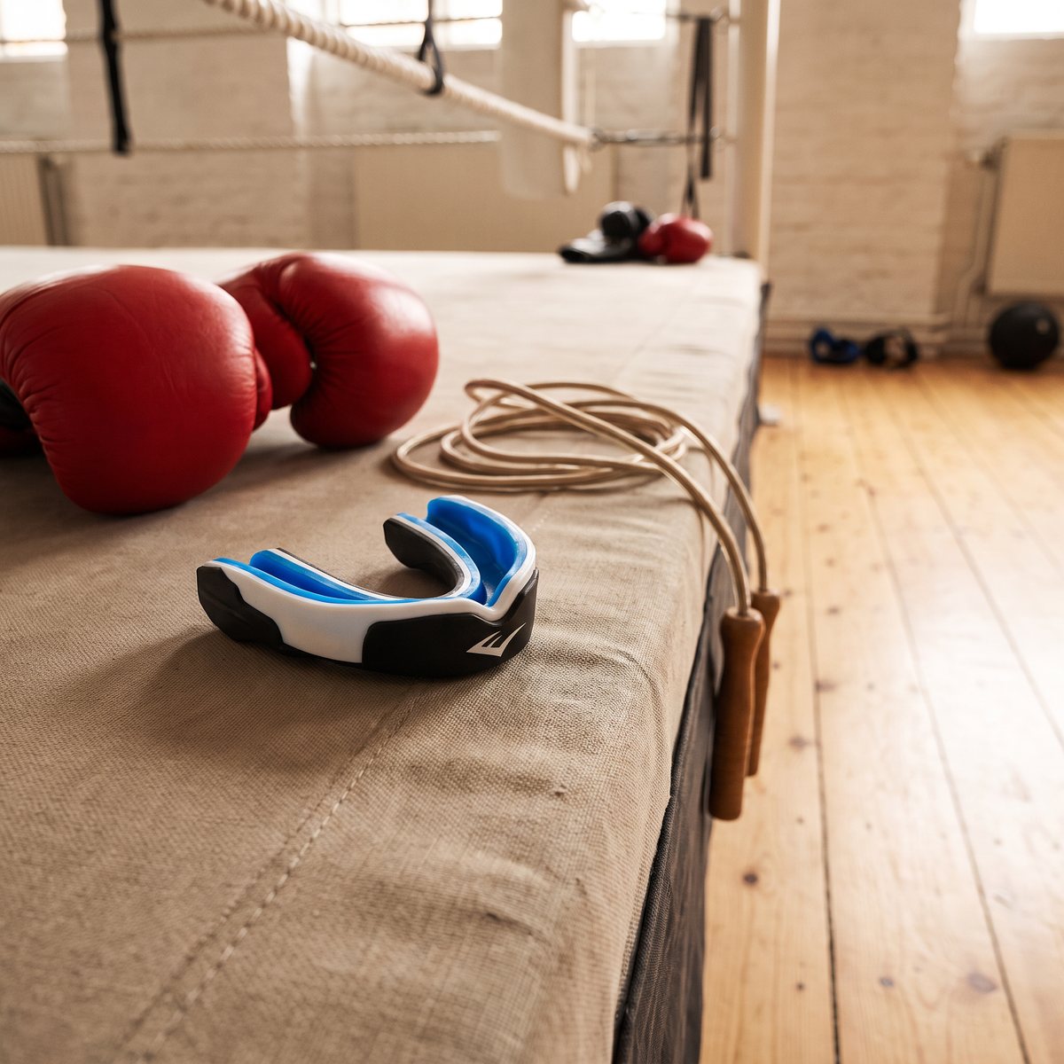 Everlast Evergel tandskydd i svart, vitt och blått på kanten av en boxningsring i en svensk boxningsklubb