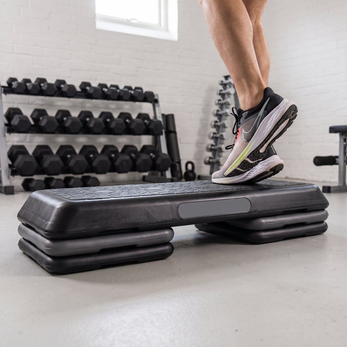 Tunturi Aerobic Power med uppstaplade höjdblock i ett svenskt källargym