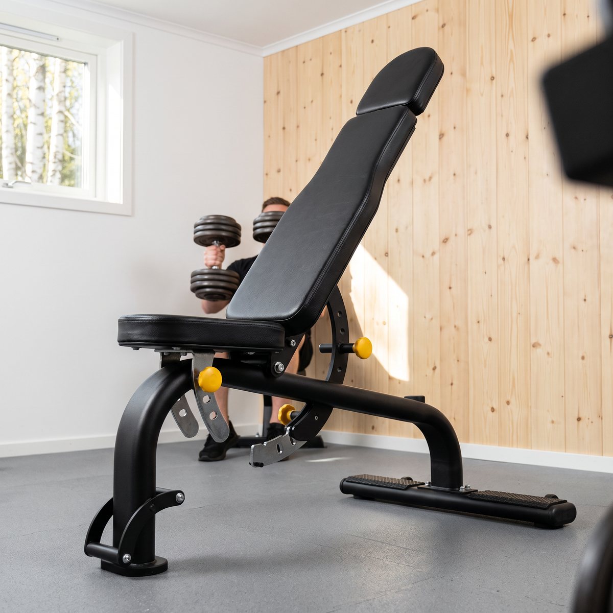 Recoil B10 träningsbänk med uppfälld ryggstödsvinkel i ett ljust svenskt källargym med furupanel