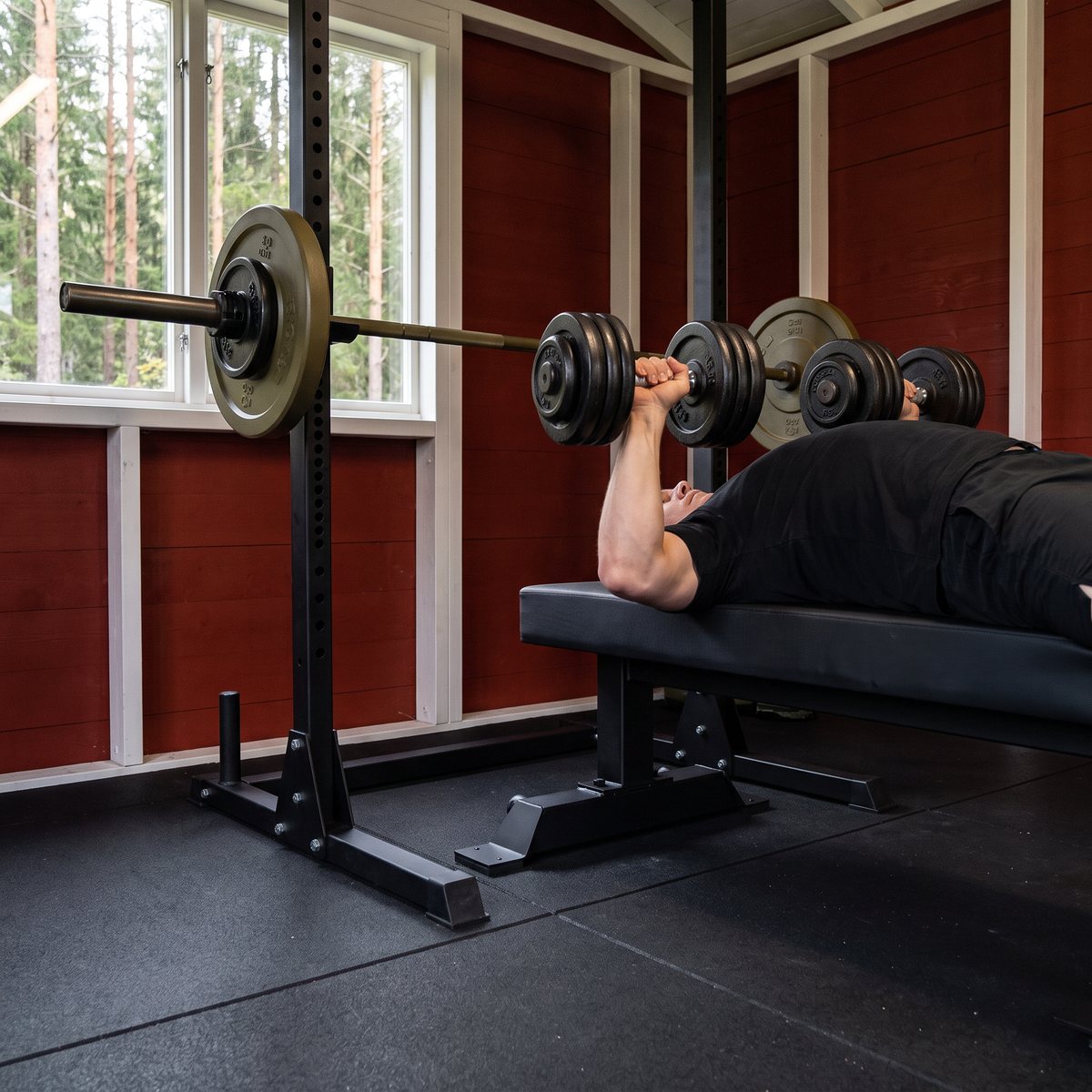 Recoil Plan platt träningsbänk i ett svenskt gym i rödmålad bod med bänkpress