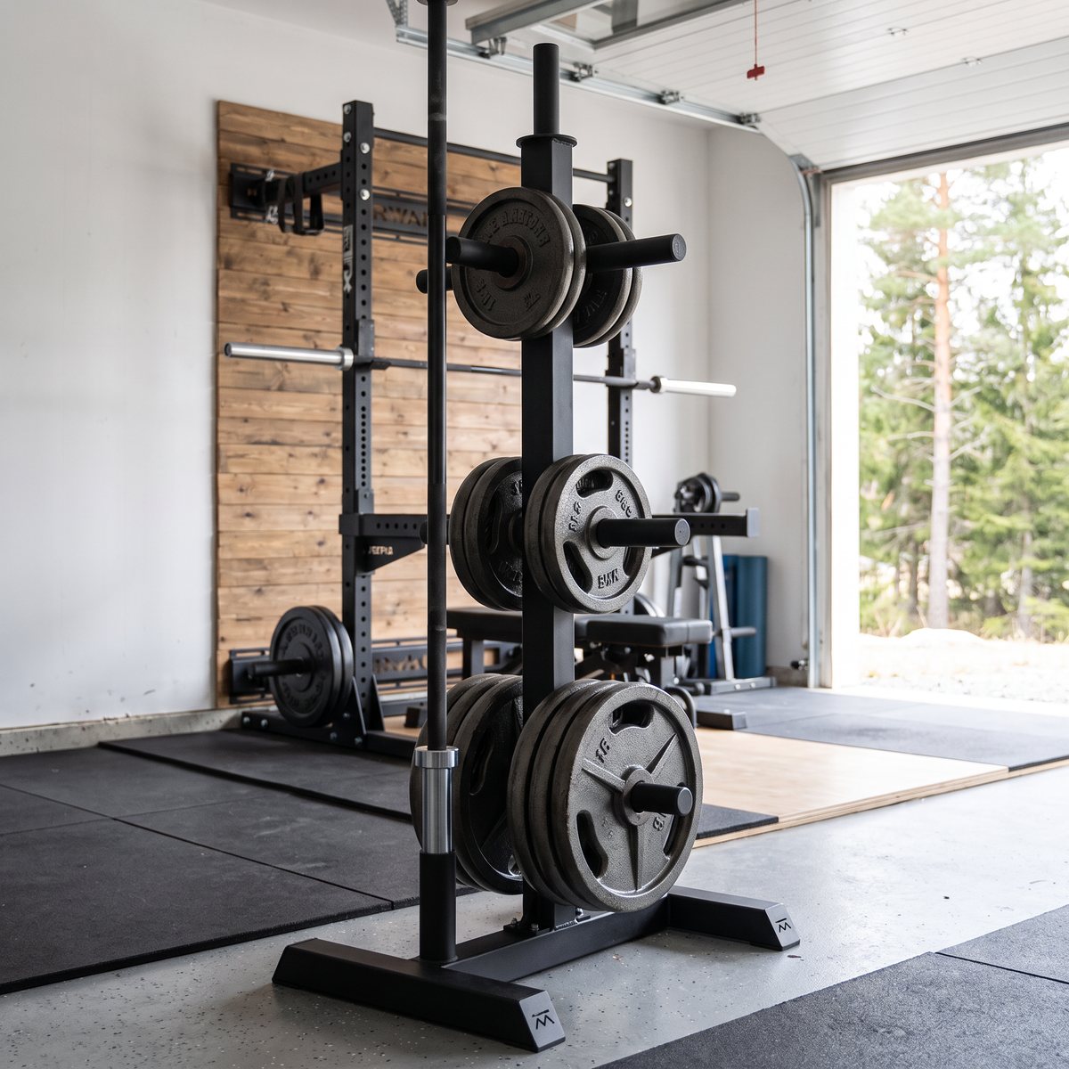 Kraftmark Plate Tree 3.0 med viktskivor i ett svenskt garagegym