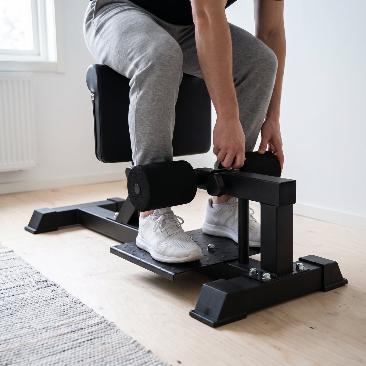 Gorilla Sports Sissy Squat GS används i ett svenskt sovrum med ljust trägolv