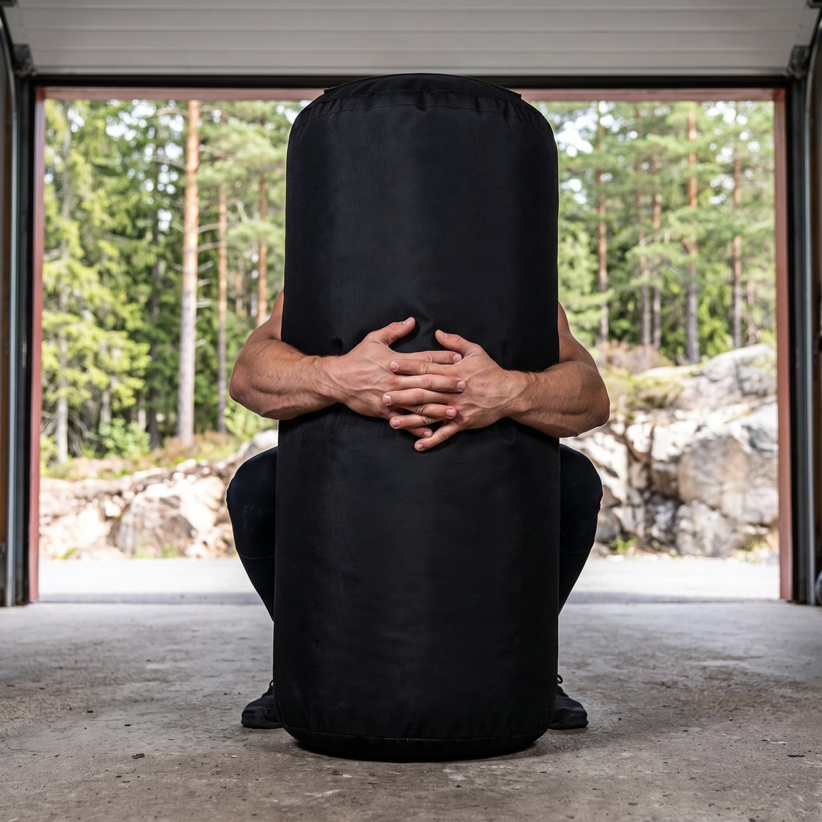 Svart upprätt Master Fitness Strongman Bag lyfts i björnkram i ett svenskt garagegym