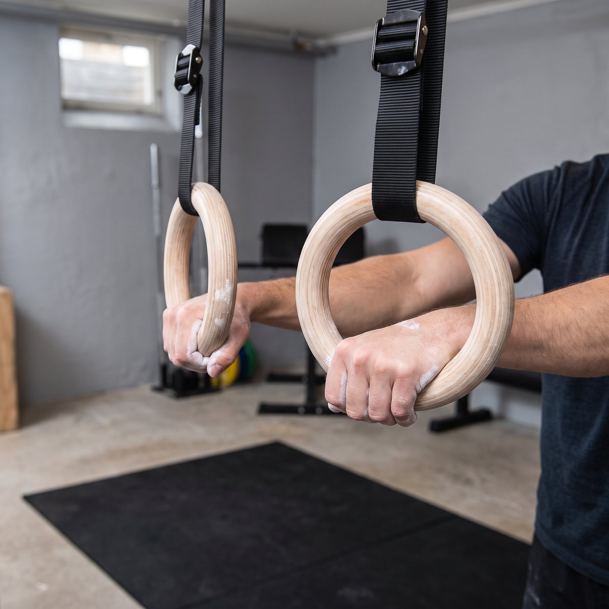 Romerska ringar i trä på ett ställ i ett svenskt garagegym