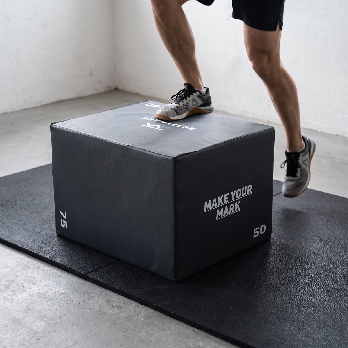 Kraftmark Mjuk Plyobox, mörkgrå, vid uppsteg i ett svenskt källargym