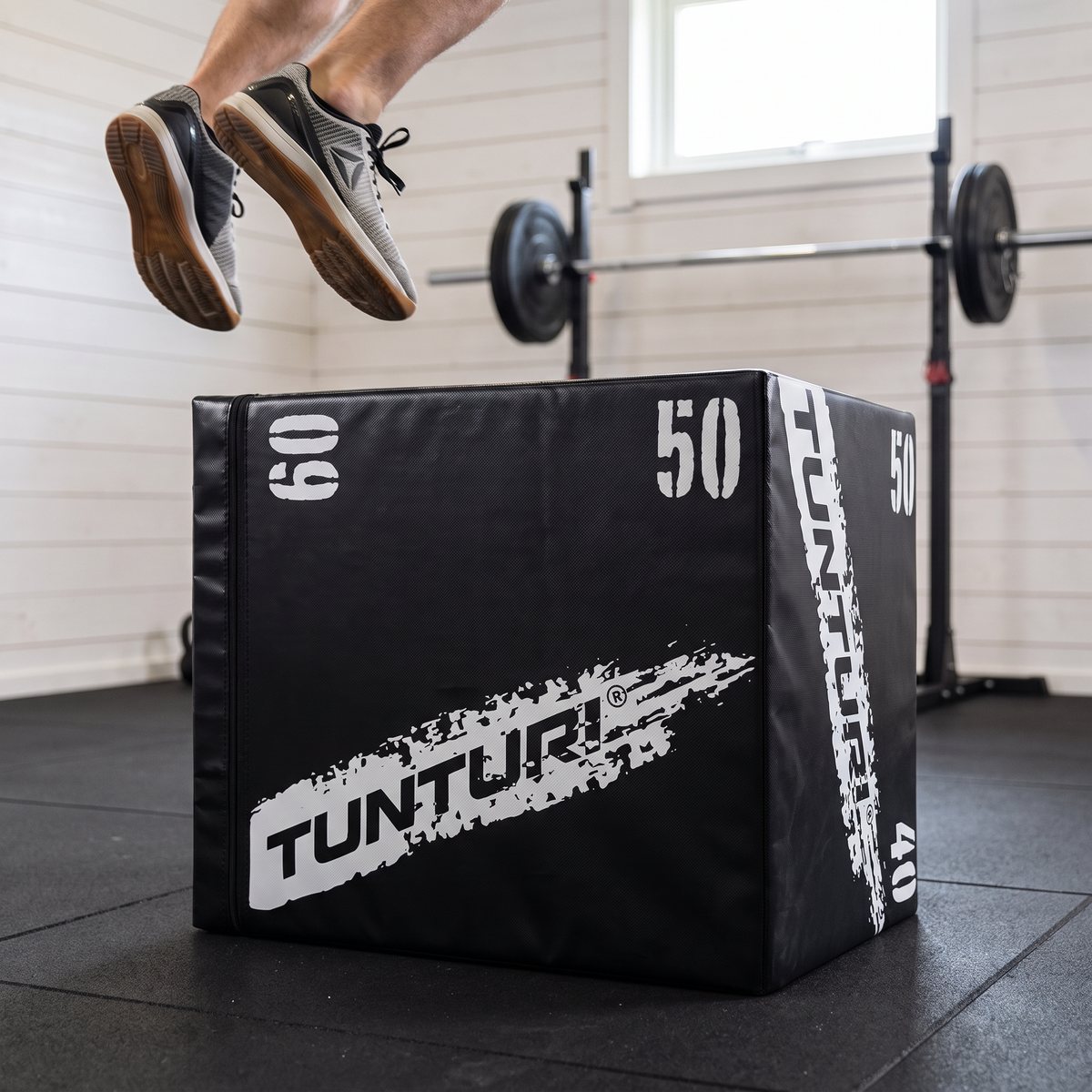 Tunturi Plyo Box Soft, svart stoppad plyobox, vid ett boxhopp i ett svenskt garagegym
