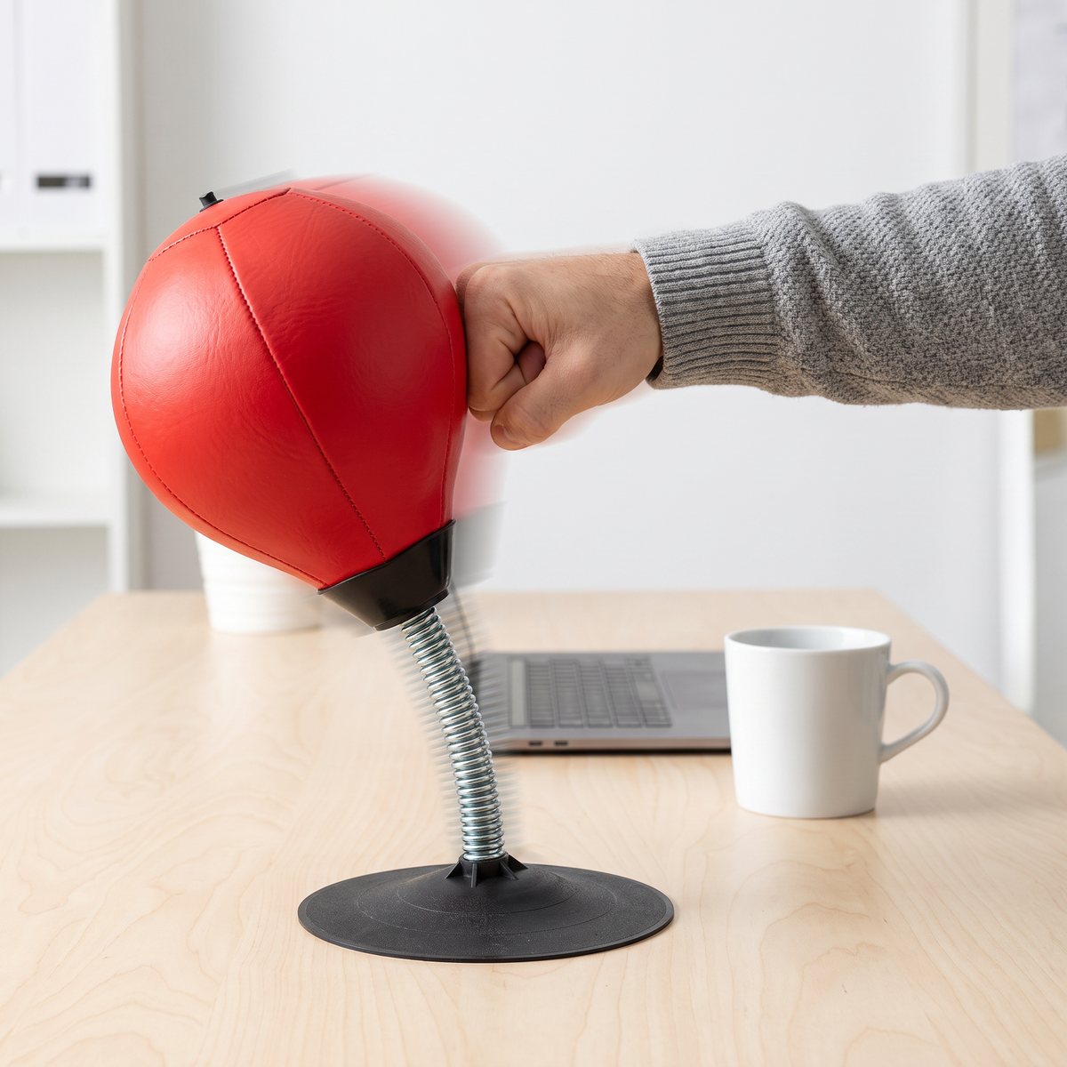 Spralla boxboll för skrivbordet med sugfot på ett björkfanerat skrivbord i ett svenskt hemmakontor