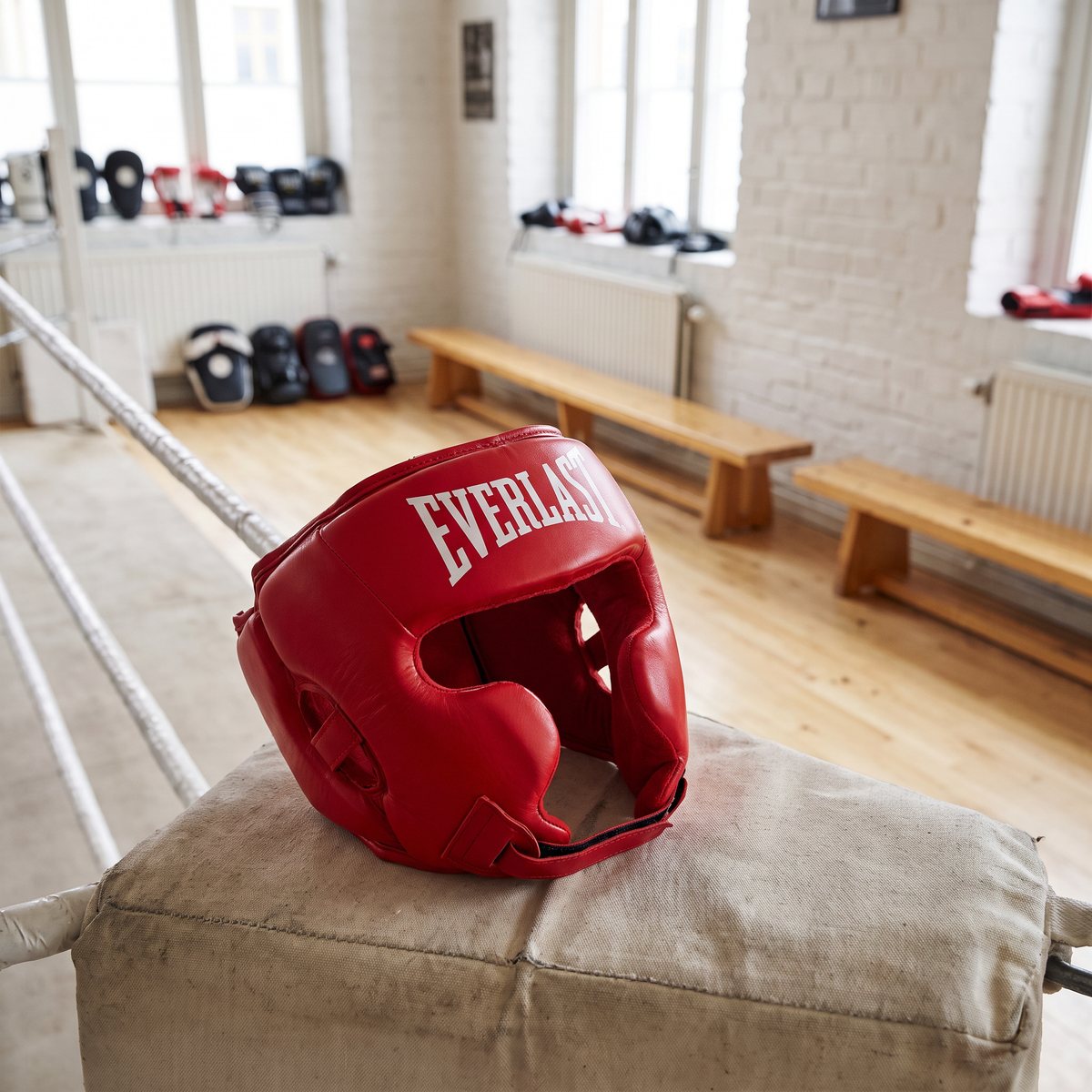 Röd Everlast boxningshjälm i läder vilar på ringhörnet i en svensk boxningsklubb