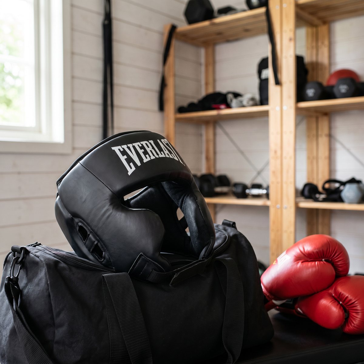 Svart Everlast Core 2 boxningshjälm på en träningsväska i ett svenskt hemmagym
