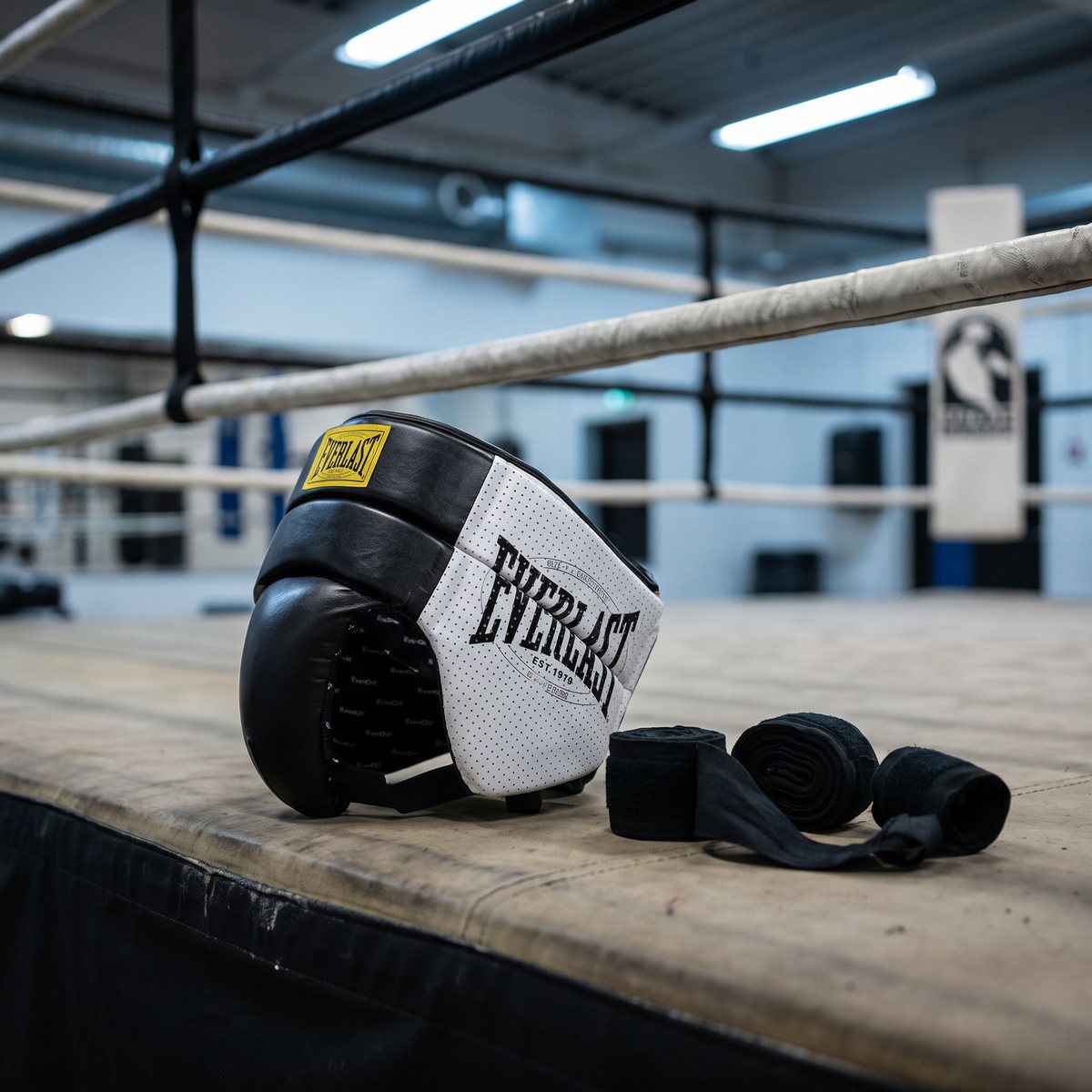 Everlast 1910 Suspensoar i läder vid ringkanten i en svensk boxningsklubb, med handlindor bredvid