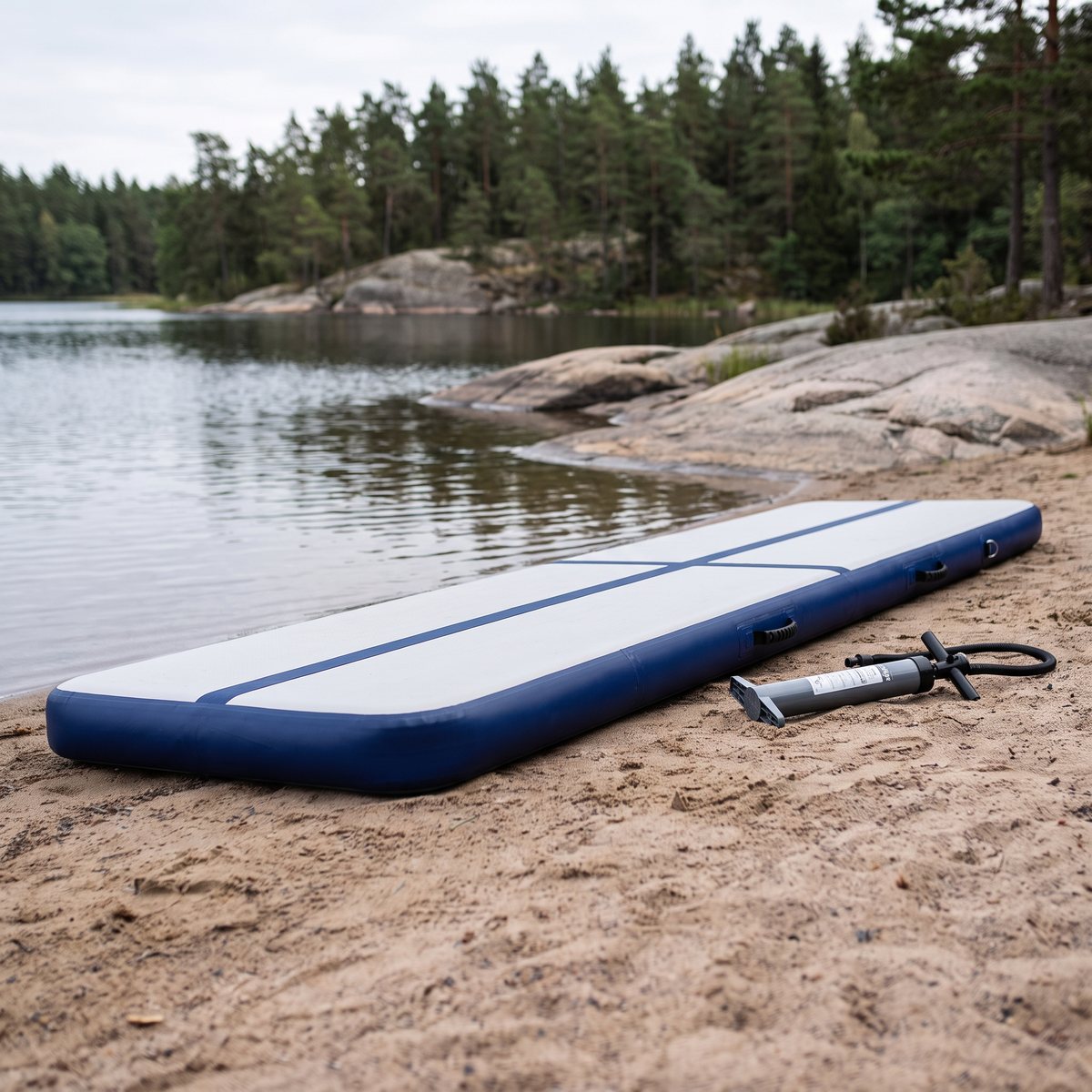 Blå luftvoltbana från React på en svensk sandstrand vid en sjö med handpump bredvid
