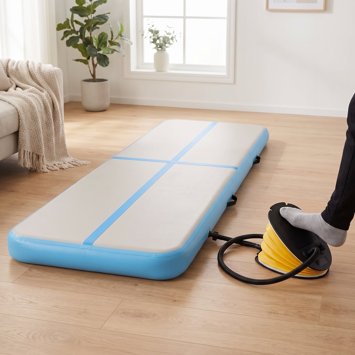 Blå och beige gymnastikmatta från vidaXL i ett svenskt vardagsrum, med en fot som trampar på fotpumpen