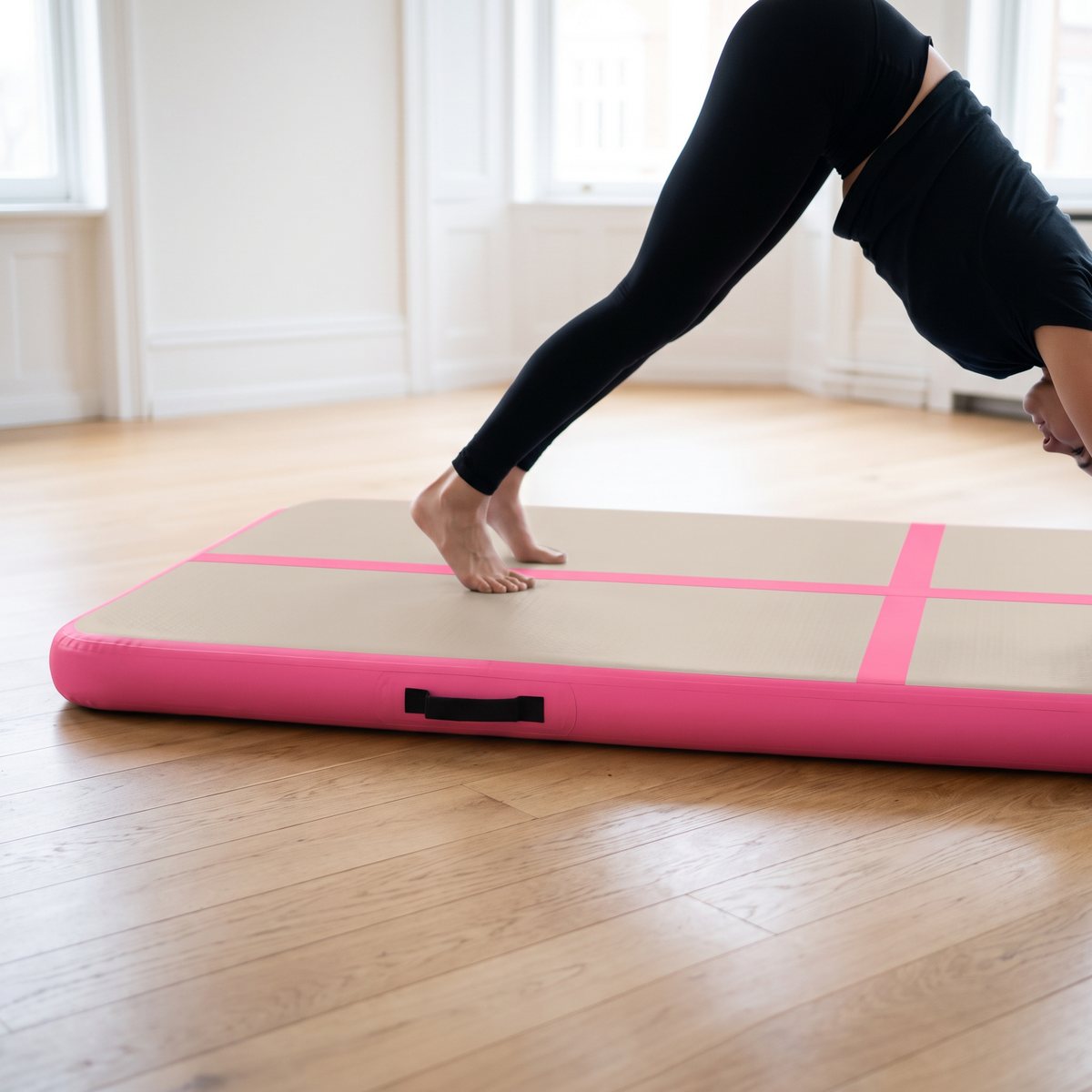 Rosa och beige gymnastikmatta från vidaXL på trägolv i en ljus svensk studio, med en person som gör en yogaställning