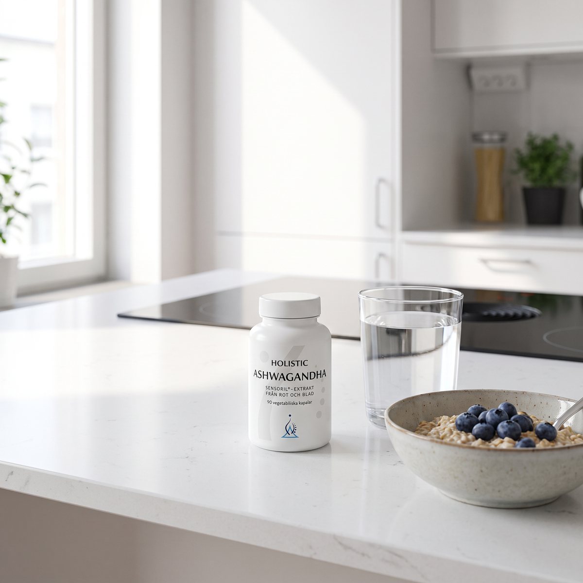 Vit burk med Holistic Ashwagandha på en köksbänk i en svensk lägenhet, bredvid ett glas vatten och en skål havregrynsgröt med blåbär