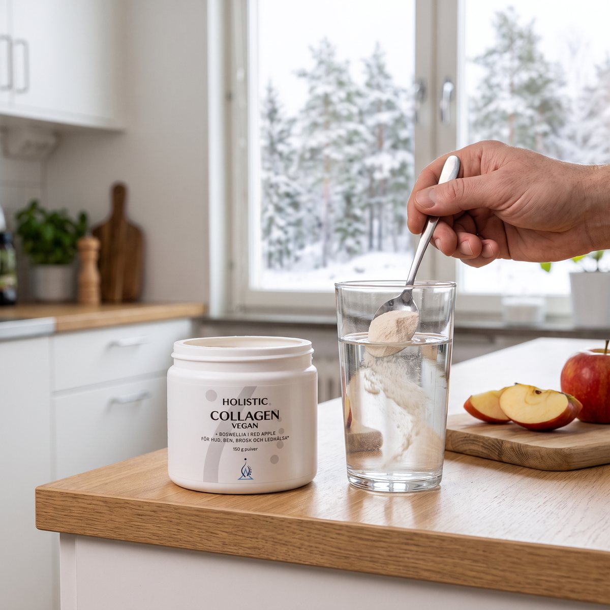 Holistic Collagen Vegan + Boswellia-burk på en köksbänk i ett svenskt kök där pulvret rörs ut i ett glas vatten, äppelskivor bredvid