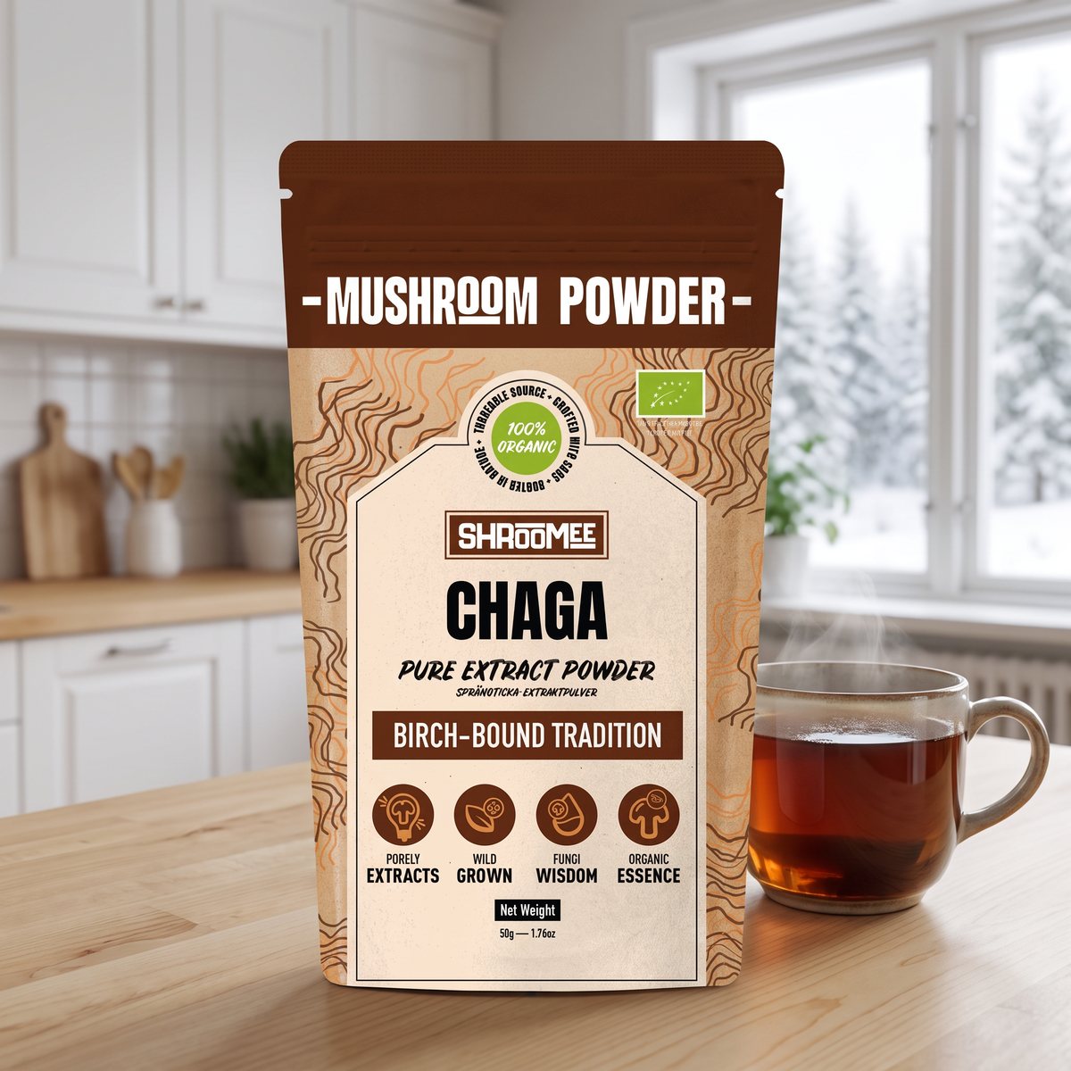 Chaga-extraktpulver i påse bredvid en tekopp på en bänk i ett svenskt kök