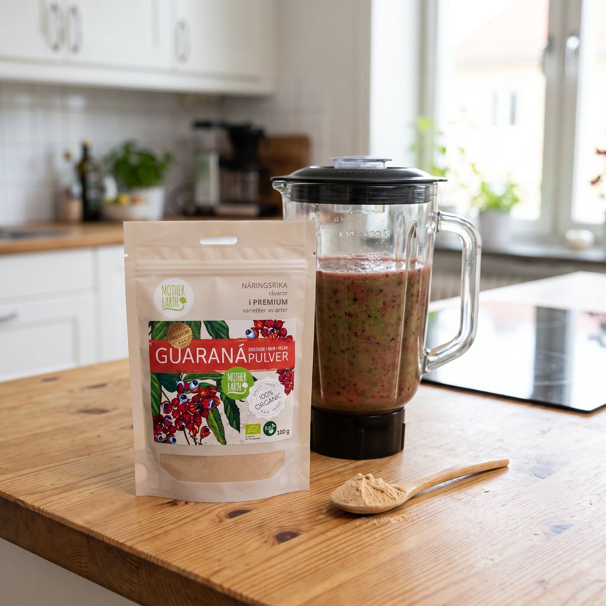 Påse med Mother Earth Guaranapulver på ett furubord i ett svenskt kök bredvid en smoothie