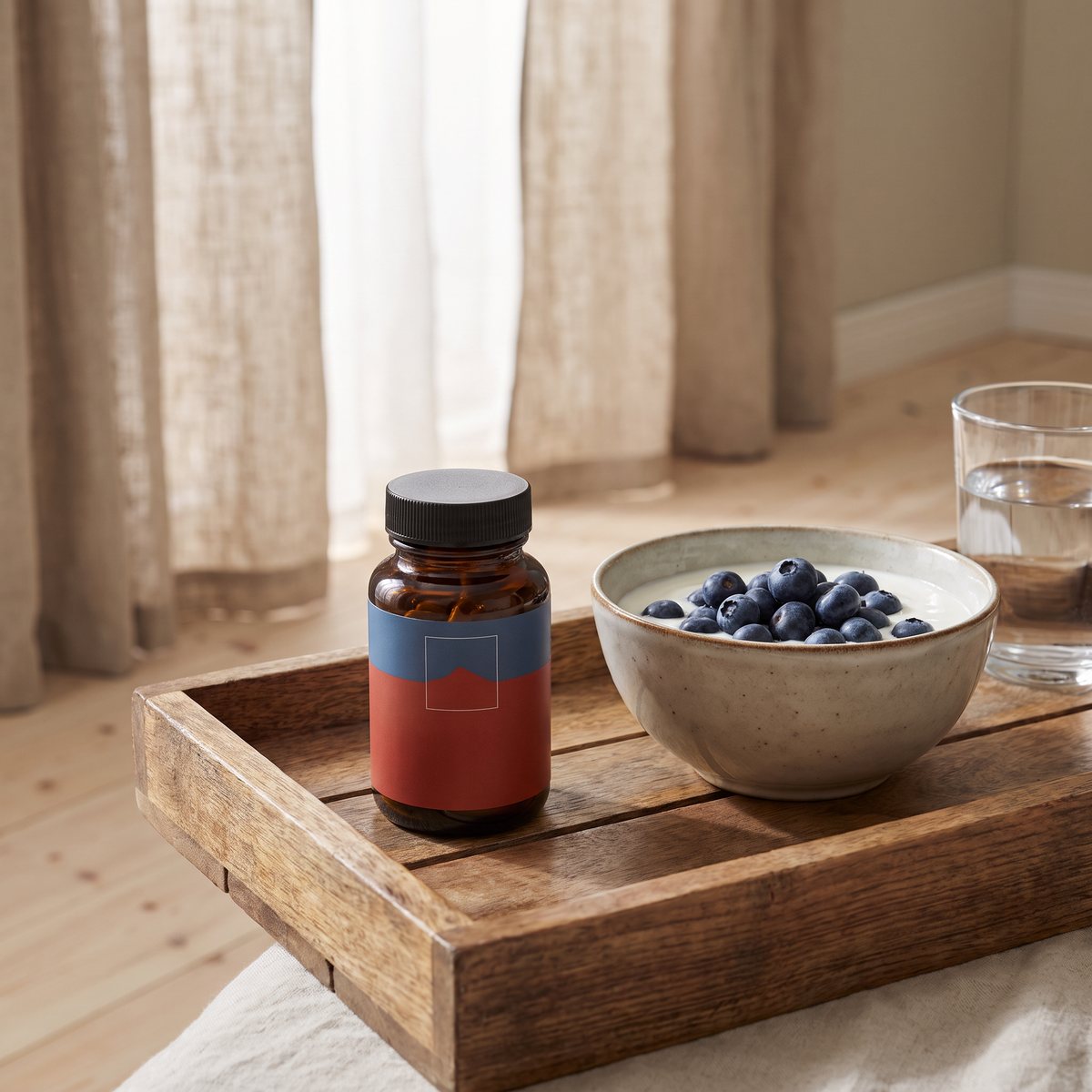 Burk med Terranova Hyaluronic Acid Complex på en frukostbricka i ett svenskt hem