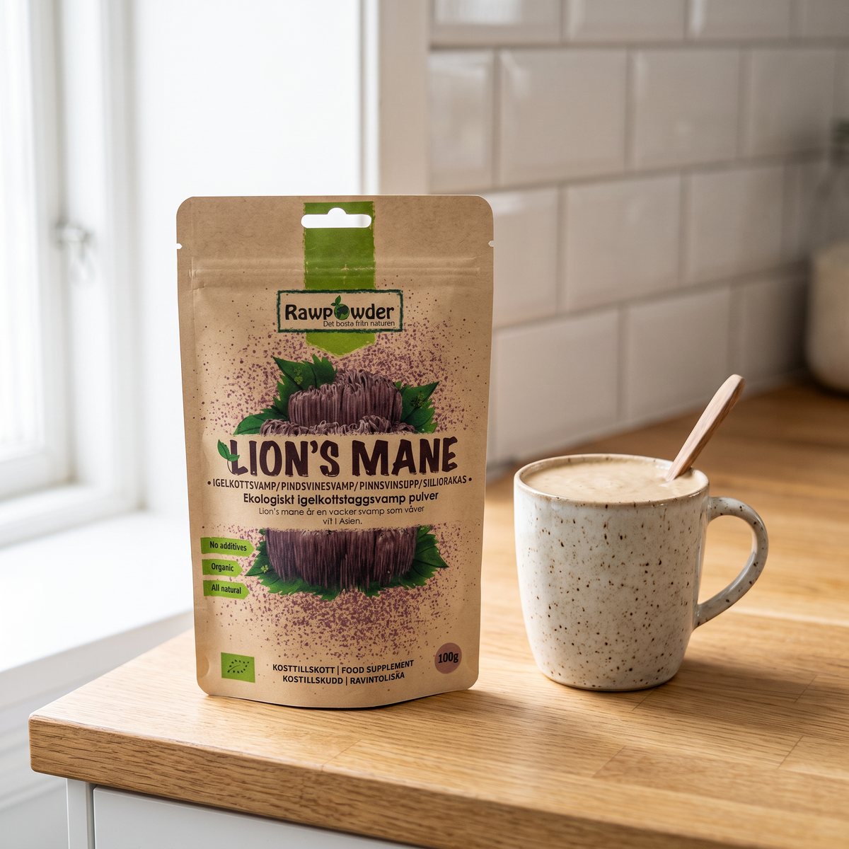 Påse med Rawpowder Lions Mane pulver på en köksbänk i ett svenskt kök bredvid en mugg
