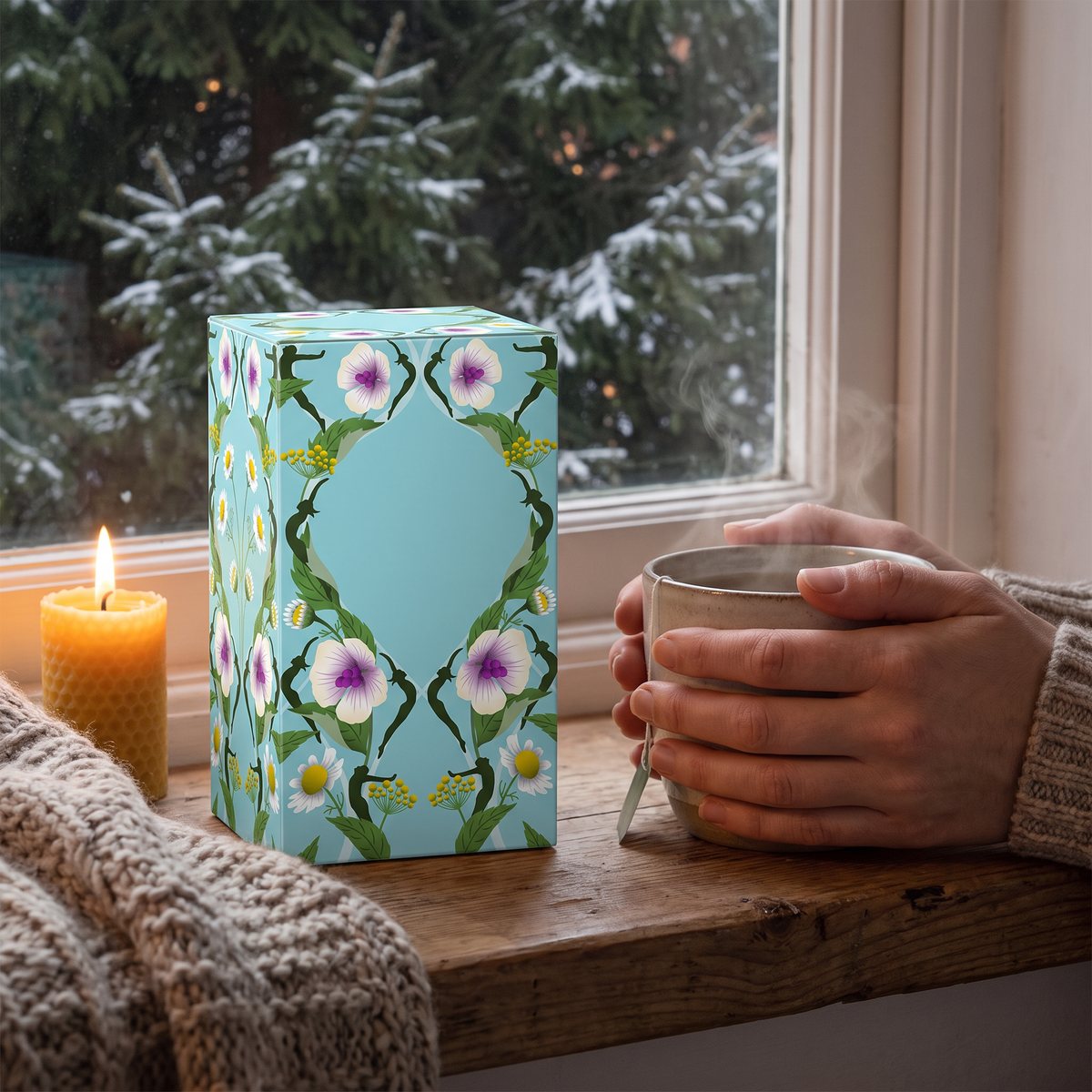 Pukka Relax tepaket bredvid en rykande kopp i ett svenskt vardagsrum en vinterkväll