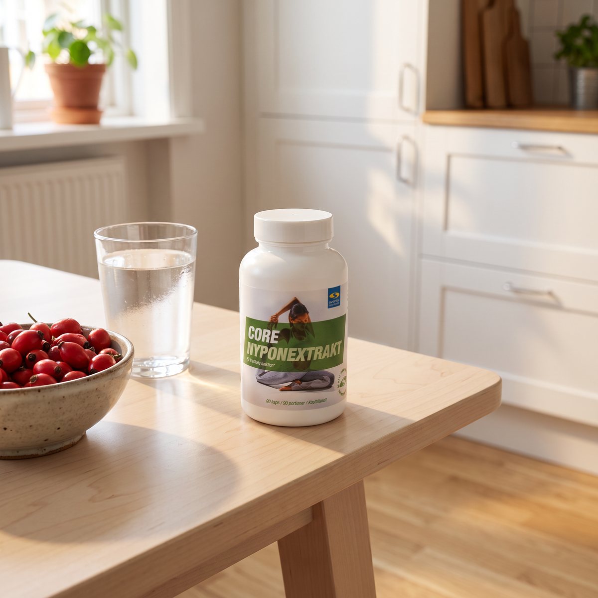 Flaska med Core Nyponextrakt på ett frukostbord i ett ljust svenskt kök