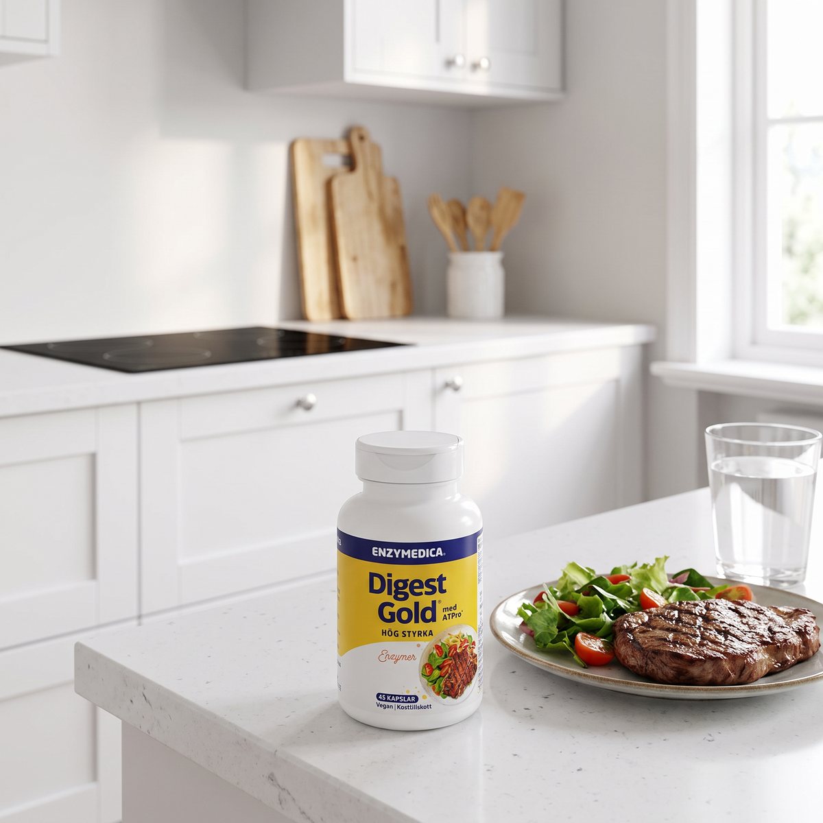Enzymedica Digest Gold på en vit bänk i ett svenskt kök bredvid en tallrik med grillat kött och sallad