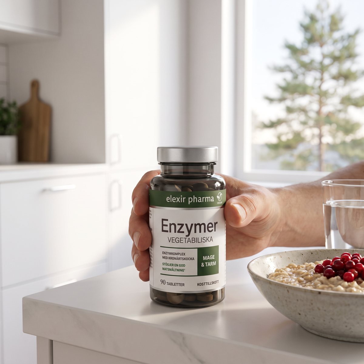 Elexir Pharma Enzymer i handen på en köksbänk i ett svenskt kök med gröt och vatten