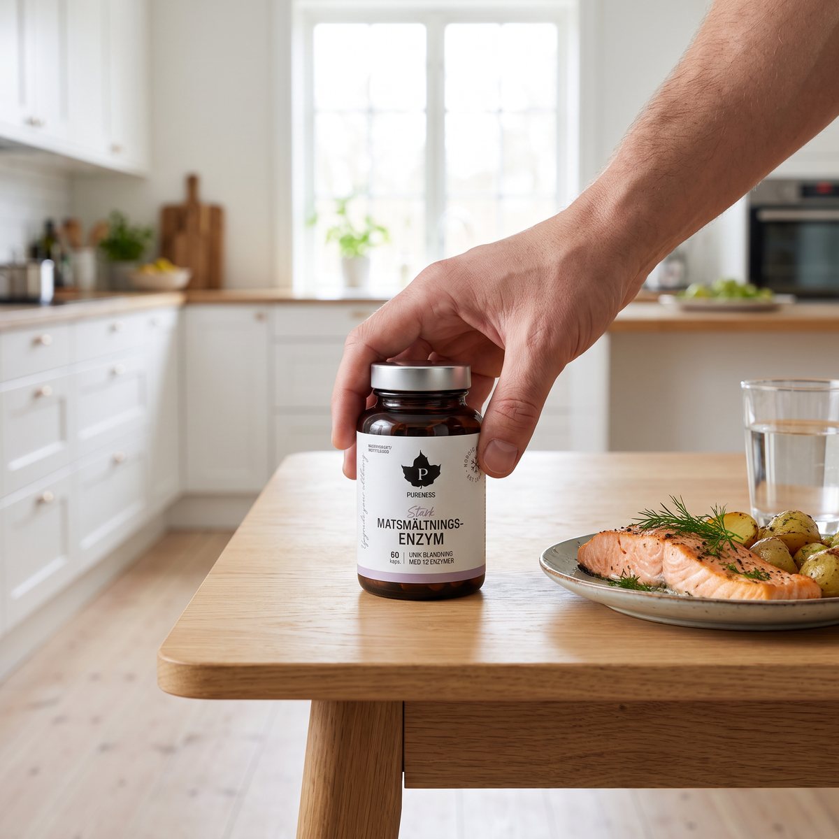 Brun glasburk med silverlock, Pureness Stark Matsmältningsenzym, på ett ljust ekbord bredvid en laxmiddag i ett svenskt hem