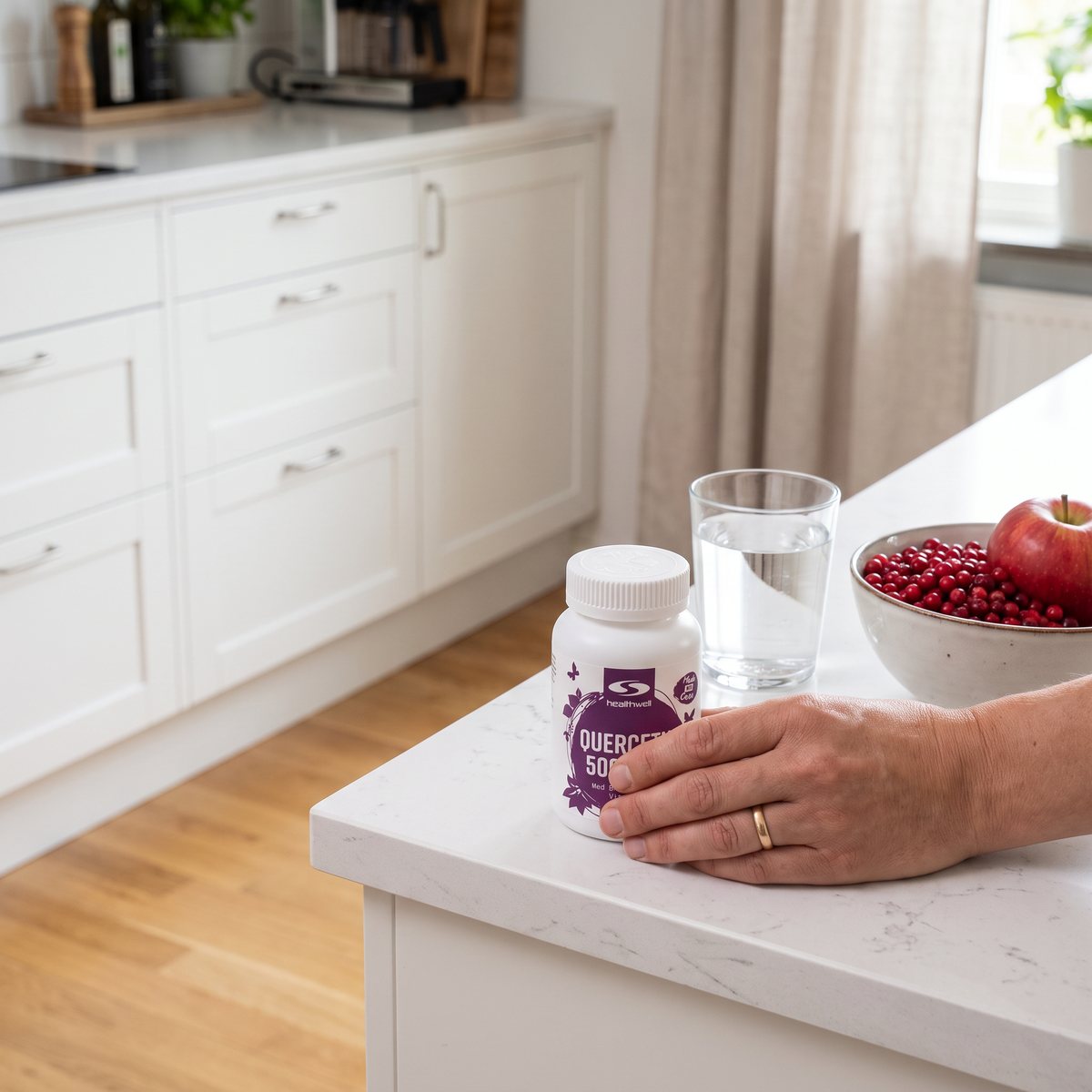 Healthwell Quercetin 500 Plus på en vit köksbänk i ett svenskt kök med lingon och ett glas vatten