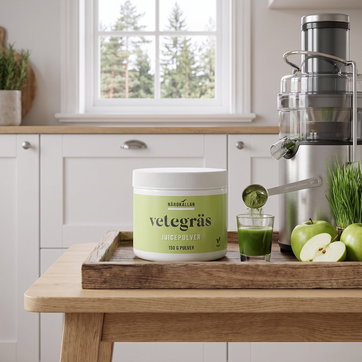 Närokällans burk med vetegräsjuicepulver på en träbricka i ett svenskt kök, pulver sköts ned i ett litet glas juice
