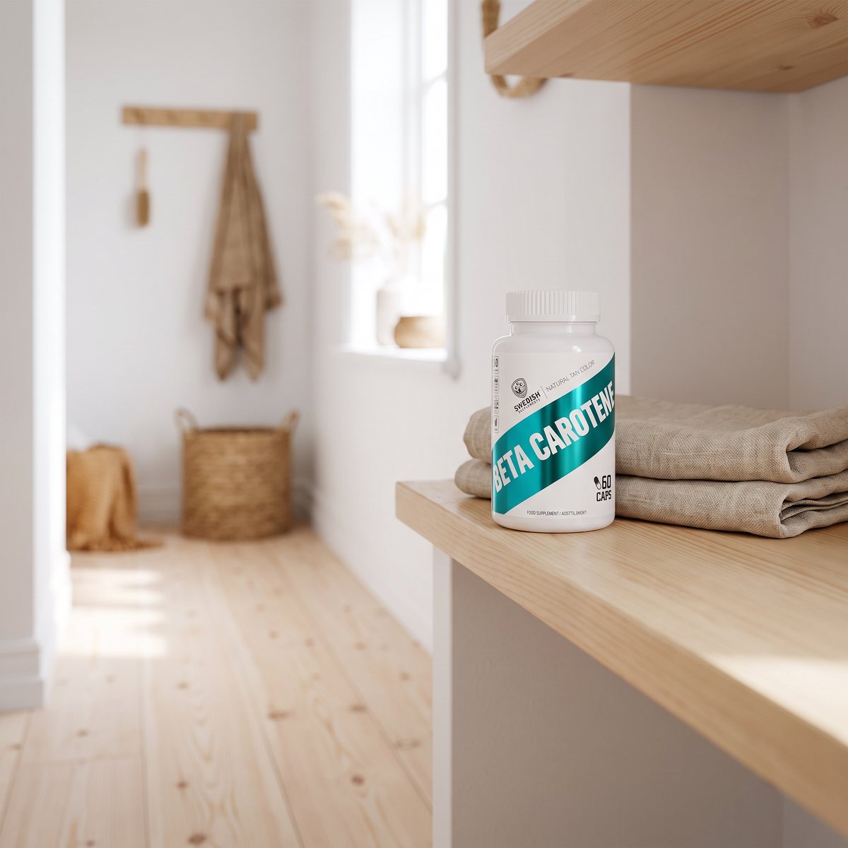 Swedish Supplements Beta Caroten på en trähylla i en ljus svensk hall med linnehandduk