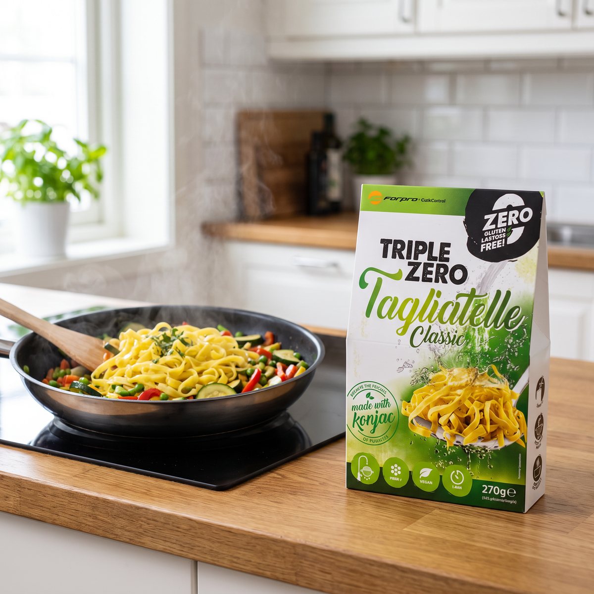 Forpro Triple Zero Pasta Tagliatelle i en svensk köksmiljö bredvid en stekpanna med tagliatelle på en induktionshäll