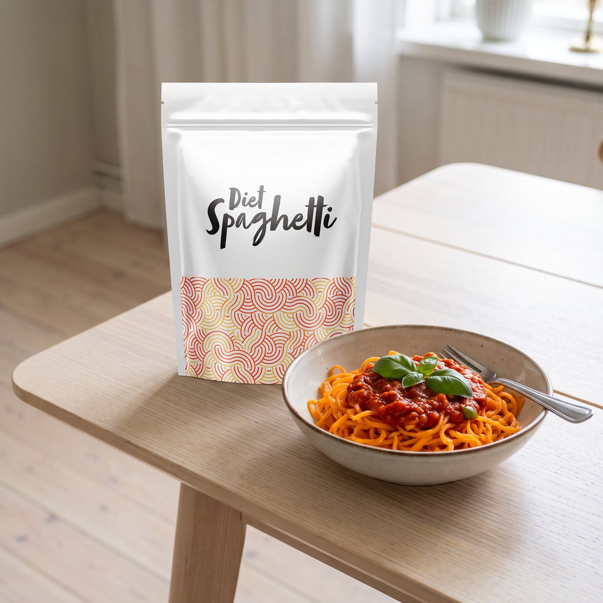 OstroVit Diet Spaghetti Carrot Konjac Noodles i påse på ett matbord i ett svenskt hem, bredvid en skål med morotsnudlar och tomatsås