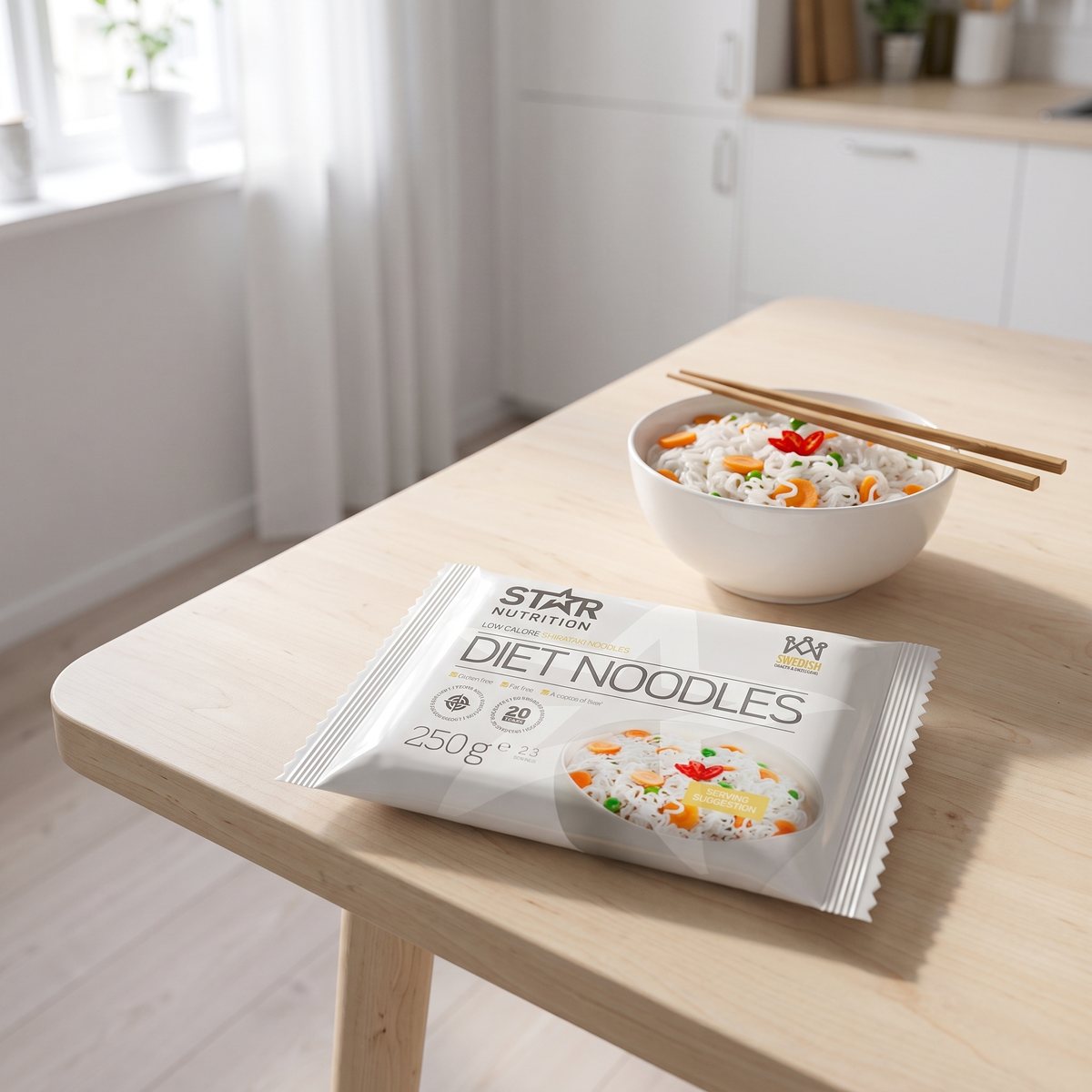 Star Nutrition Diet Shiratakinudlar i en liten påse på ett träbord i en ljus svensk bostad, bredvid en skål med nudlar och grönsaker