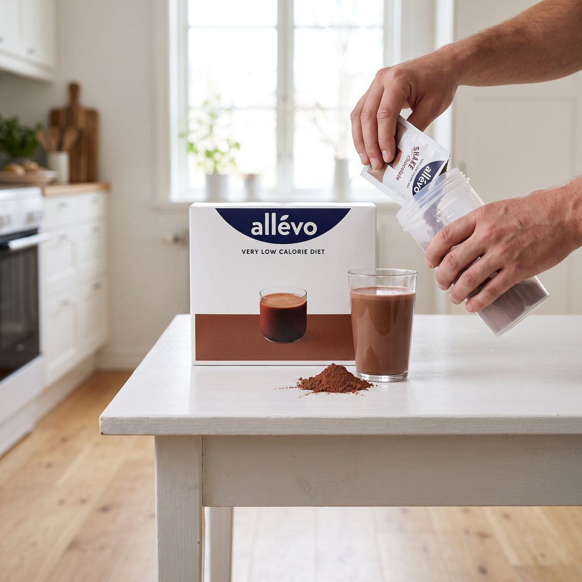 Allévo Shake Chocolate-kartong med shaker och glas chokladshake på ett vitt köksbord i ett svenskt hem