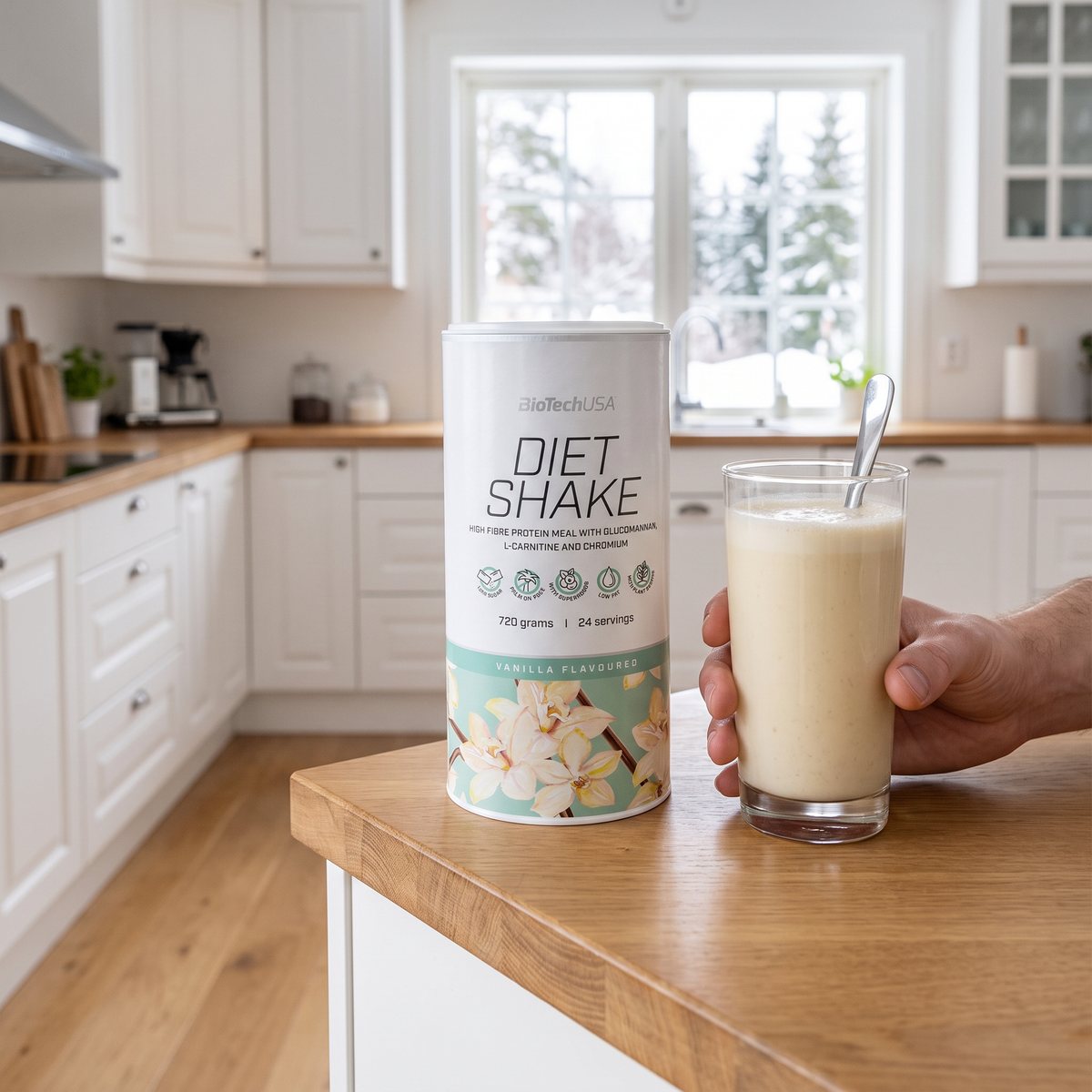 BioTechUSA Diet Shake-burk med ett glas vaniljshake på en köksbänk i ett svenskt kök