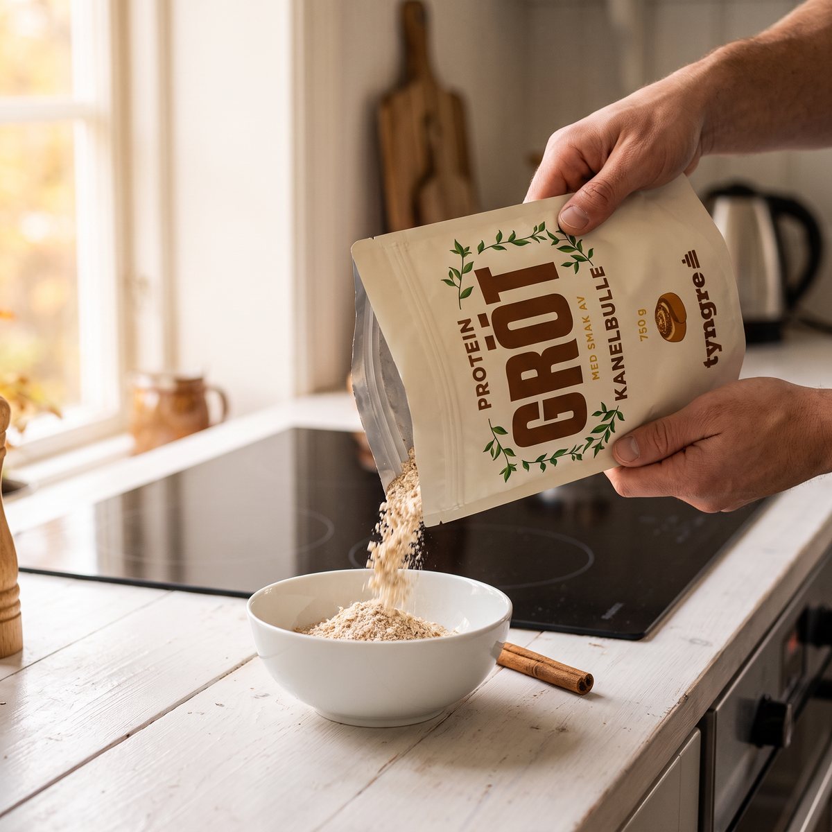 Hand som hällde Tyngre Grötmix med kanelbullesmak i en vit skål vid en induktionshäll i ett svenskt kök