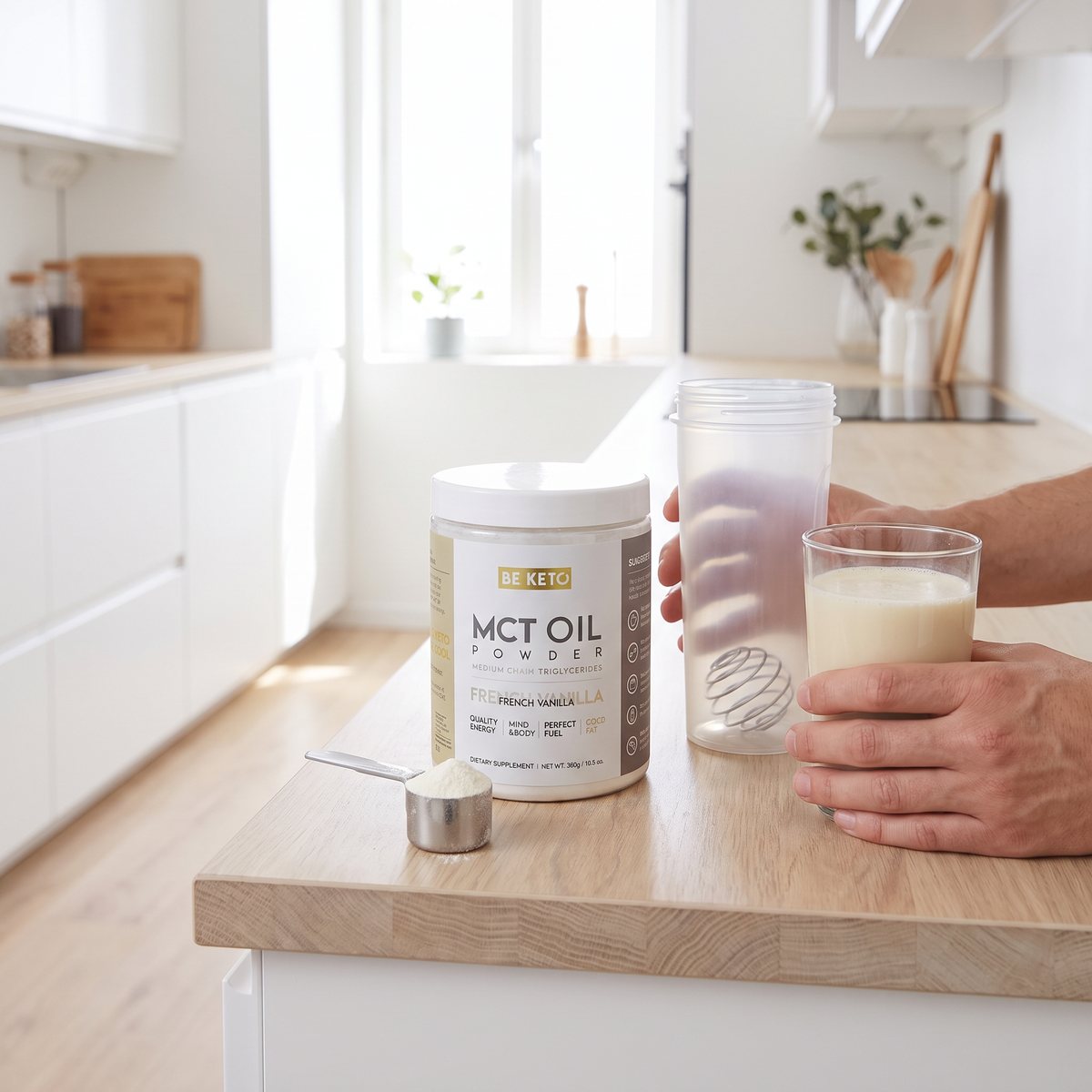BeKeto MCT Oil Powder French Vanilla burk bredvid en shaker och ett glas vaniljdryck i ett ljust svenskt kök
