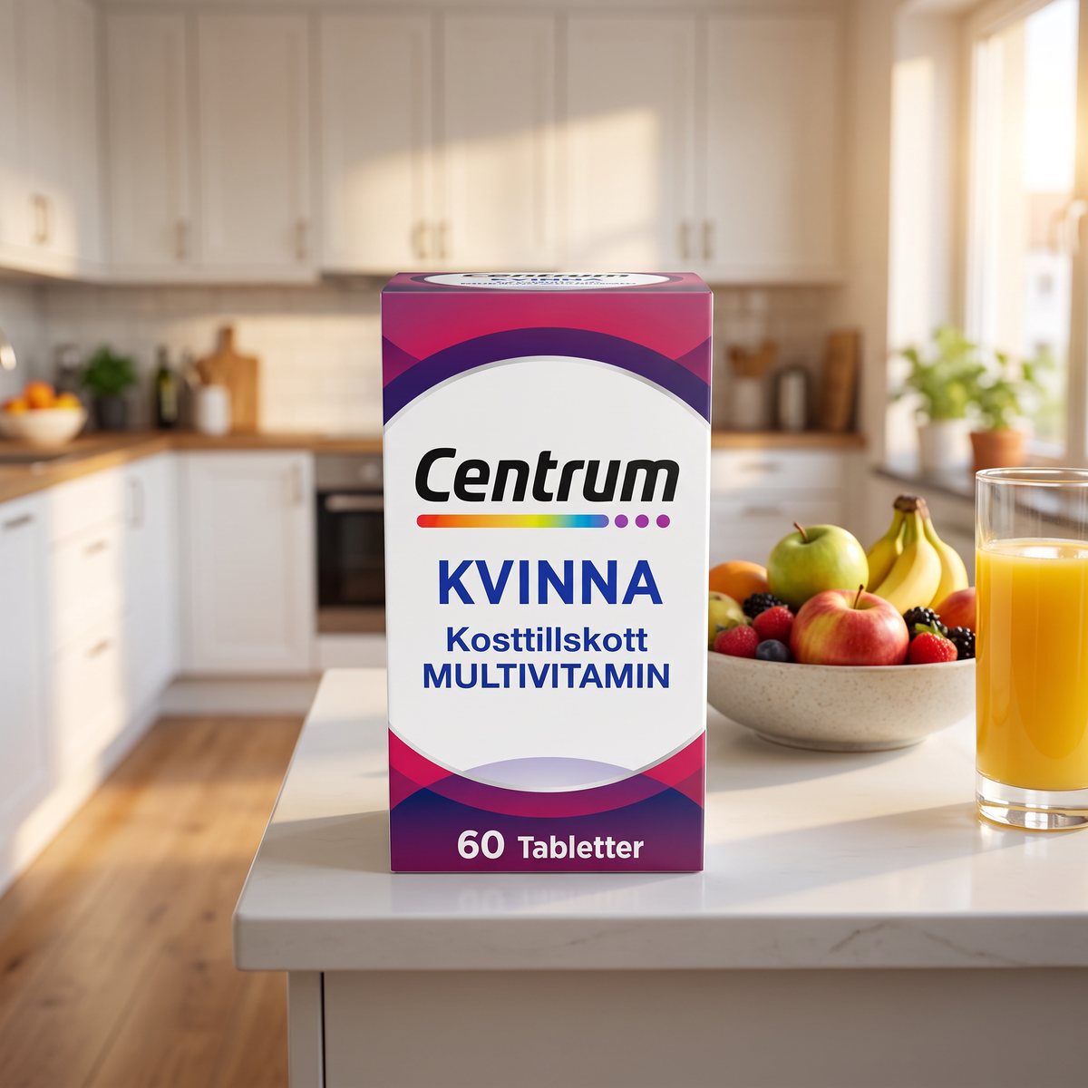 Förpackning Centrum Kvinna på en vit köksbänk i ett svenskt kök med fruktskål och glas apelsinjuice