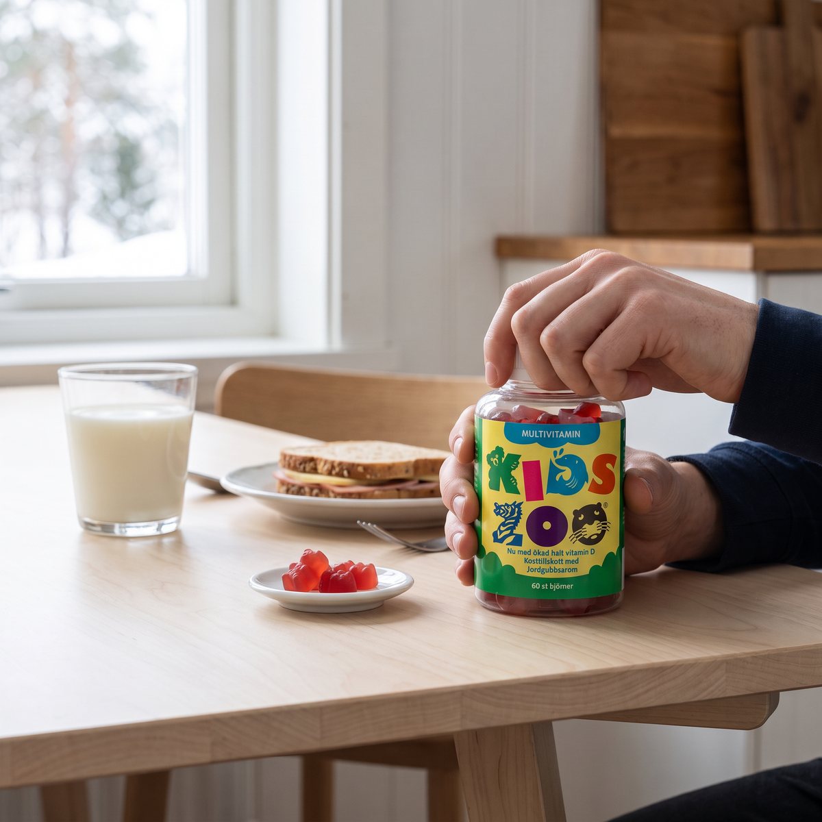 Burk med gelébjörnar på ett svenskt frukostbord med mjölk och smörgås