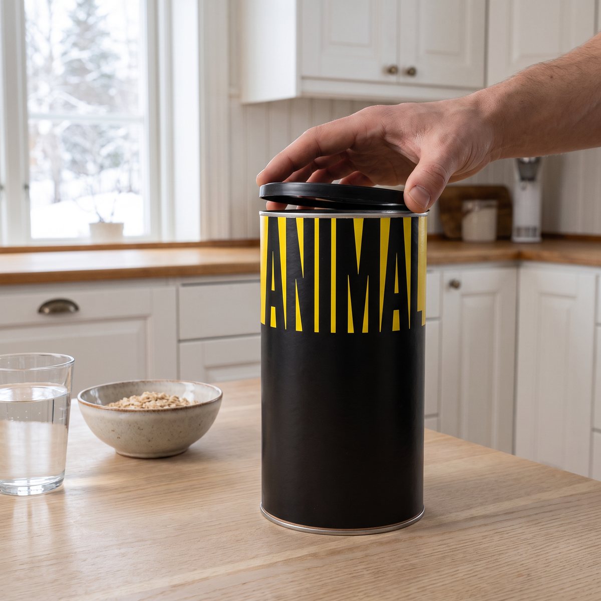 Burken Universal Nutrition Animal Pak på ett köksbord i ett svenskt hem