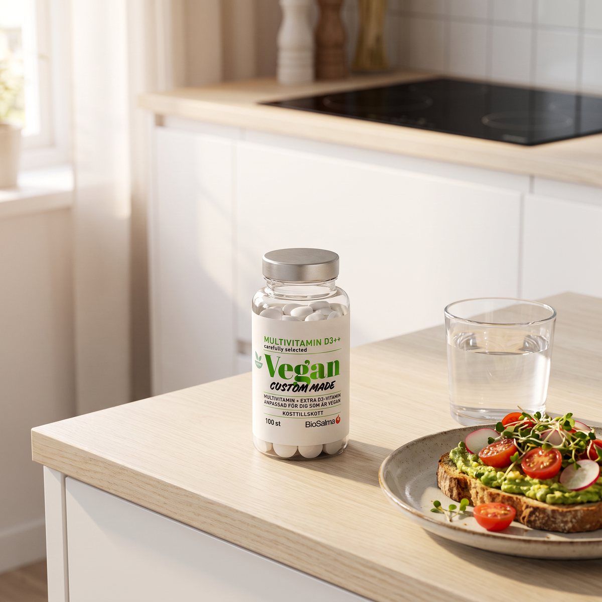 BioSalma Multivitamin Vegan D3++ på en köksbänk i ett svenskt kök bredvid vattenglas och avokadomacka