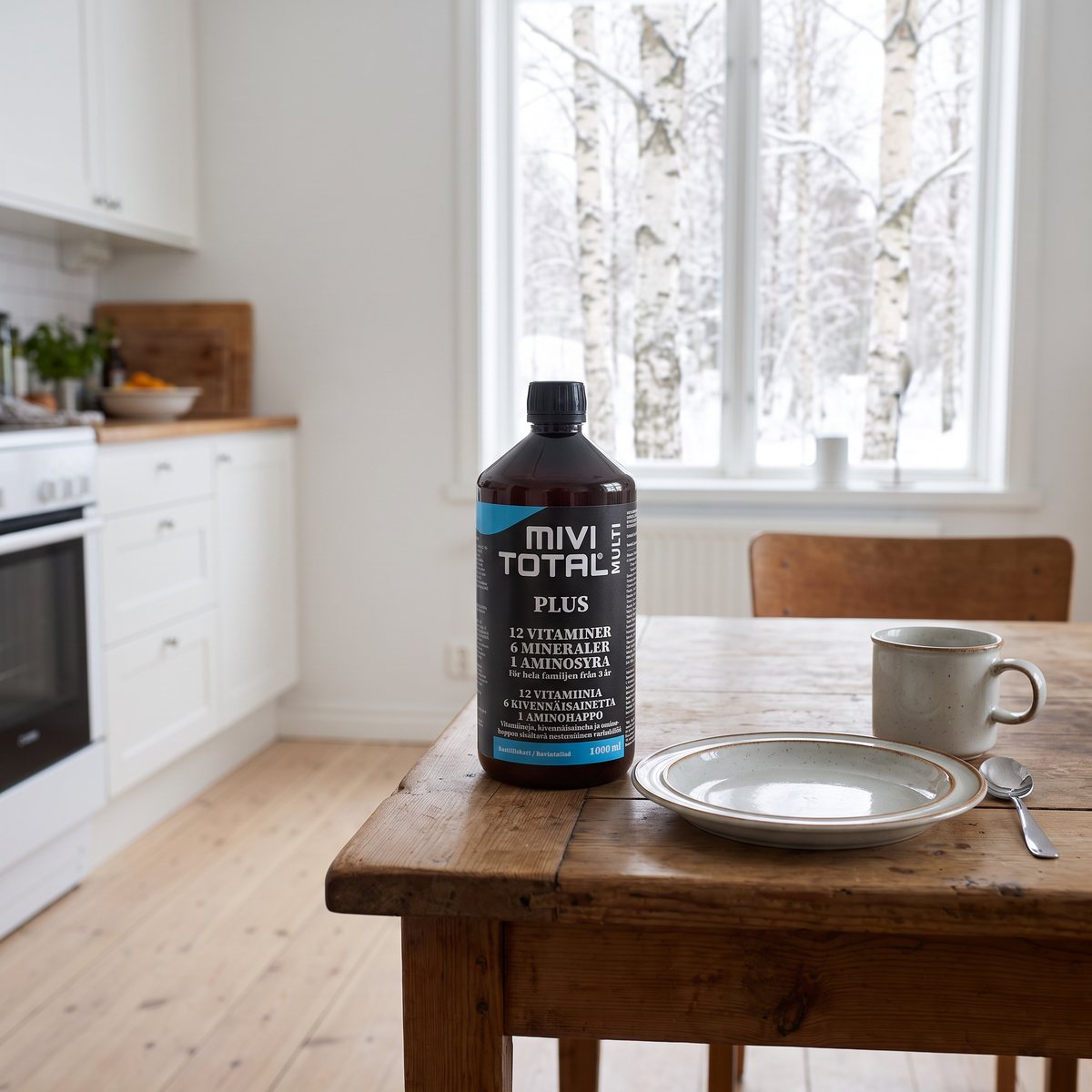 Flaskan Mivitotal Plus på ett frukostbord i ett svenskt hem en vinterdag