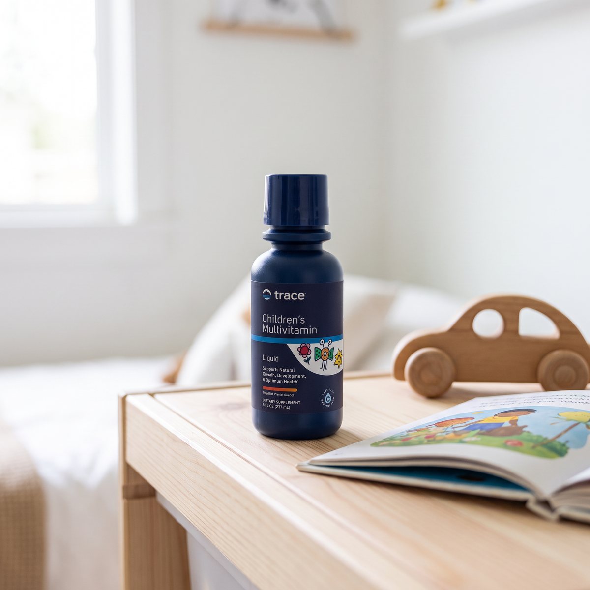 Den lilla flaskan Trace Minerals Liquid Kid's Multi på en hylla i ett svenskt barnrum