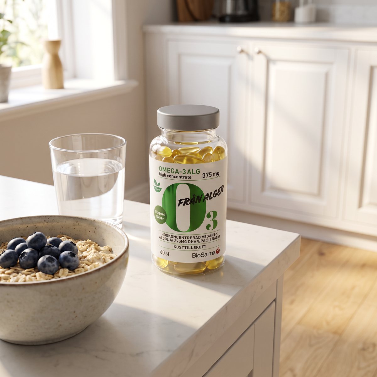 Flaska BioSalma Omega-3 Alg med algolja på ett vitt köksbord bredvid vattenglas och havregrynsgröt med blåbär i ett svenskt kök
