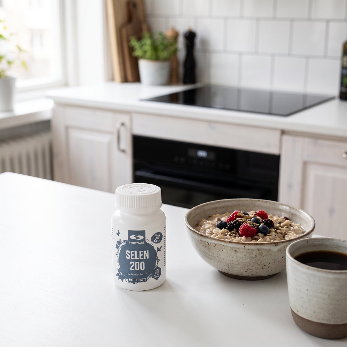 Healthwell Selen 200-burk på köksön i ett ljust svenskt kök med gröt och kaffe