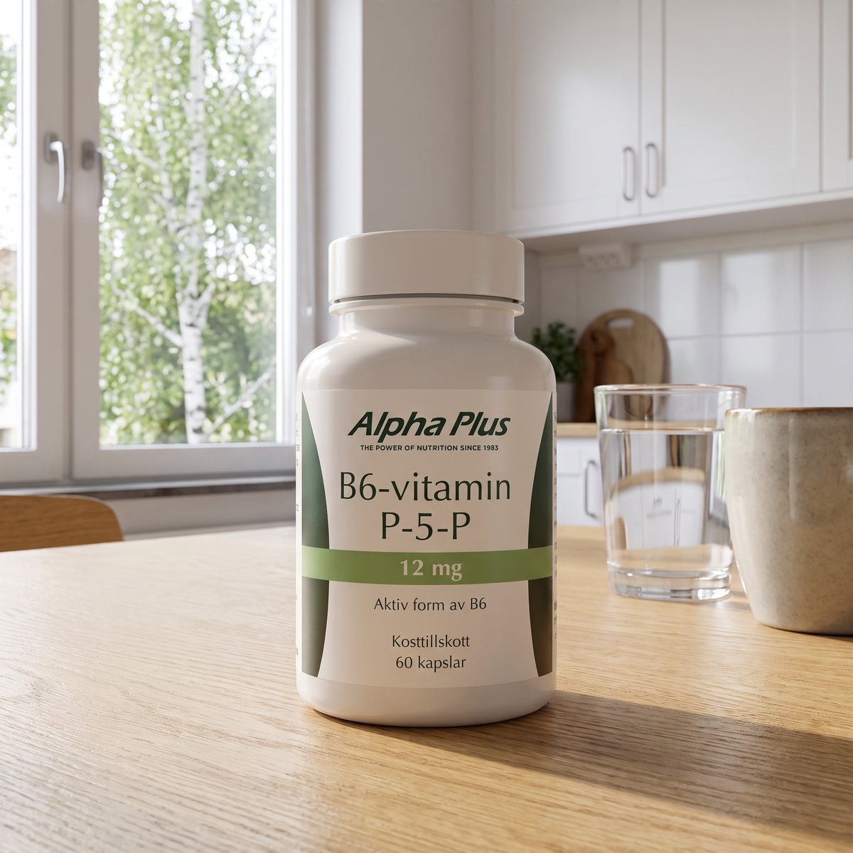 Burk med Alpha Plus B6-vitamin P-5-P på ett ekbord i ett svenskt kök med vita luckor och björk utanför fönstret